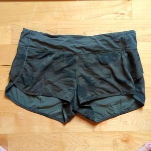 Lululemon Speed Short 2.5" Size 8 Army Green Camo